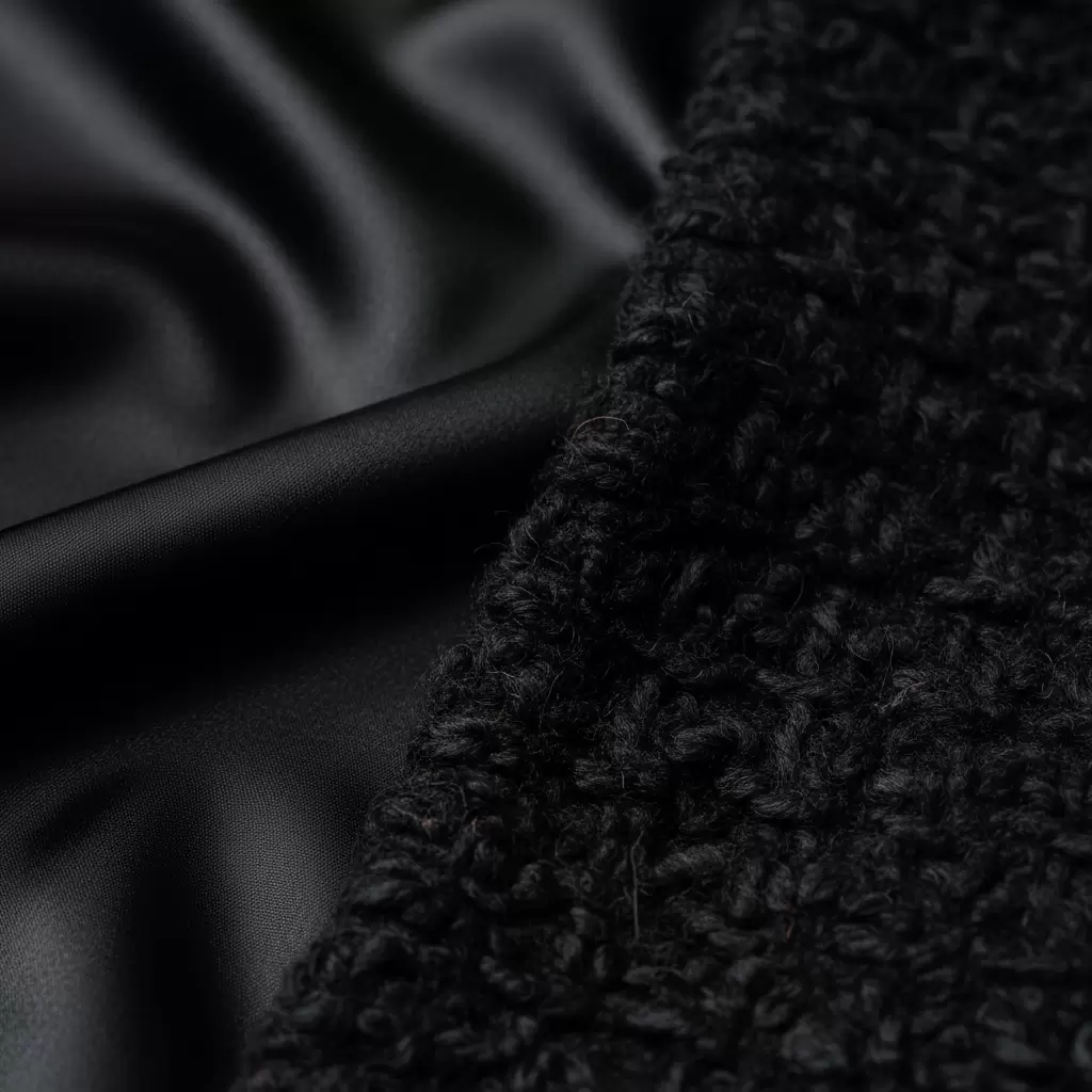 gemini_image_1768320066-1 Sự kết hợp giữa các chất liệu vải khác nhau tạo nên chiều sâu cho trang phục đen